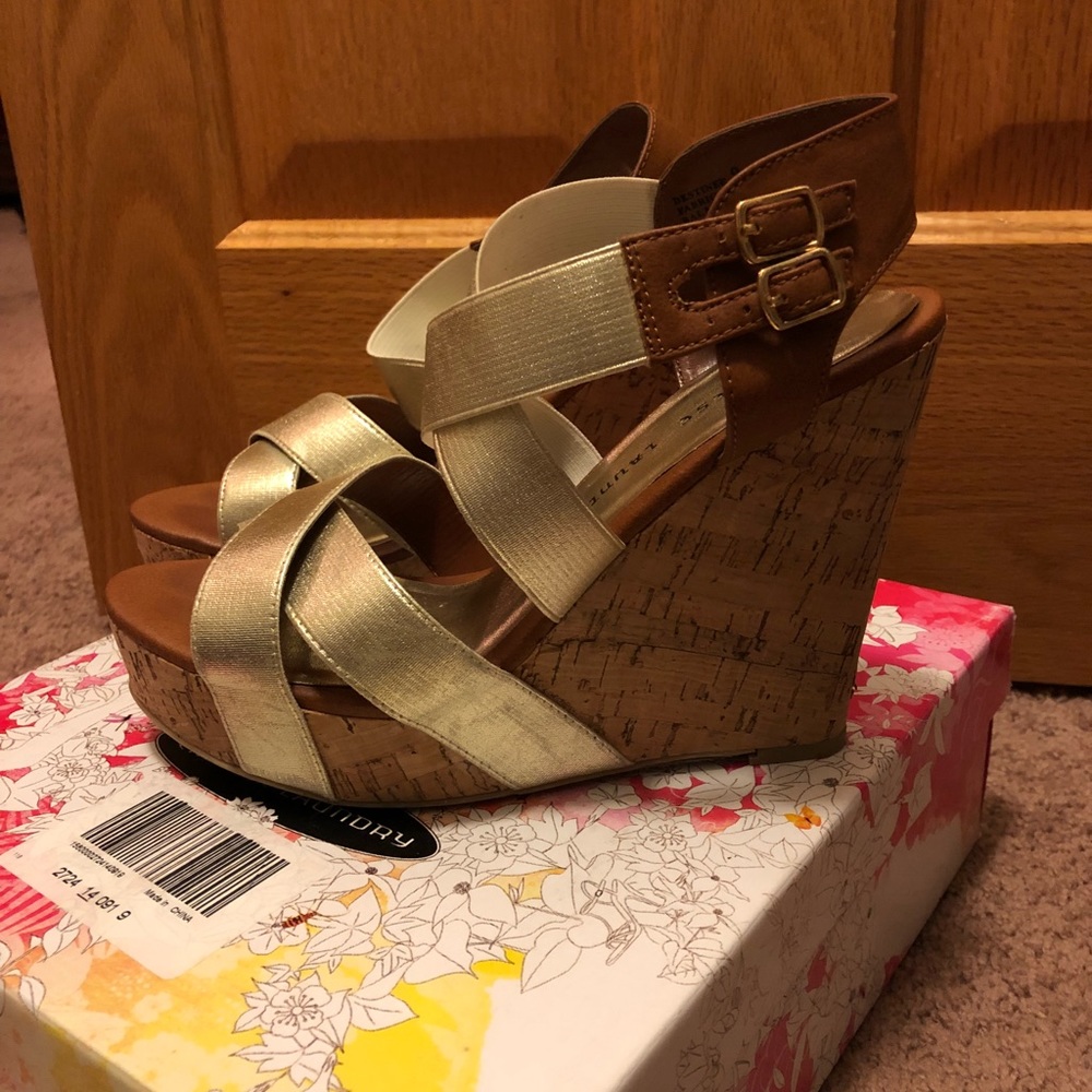 Chinese Laundry Destinee Gold Wedge Size 9 - Picture 4 of 4